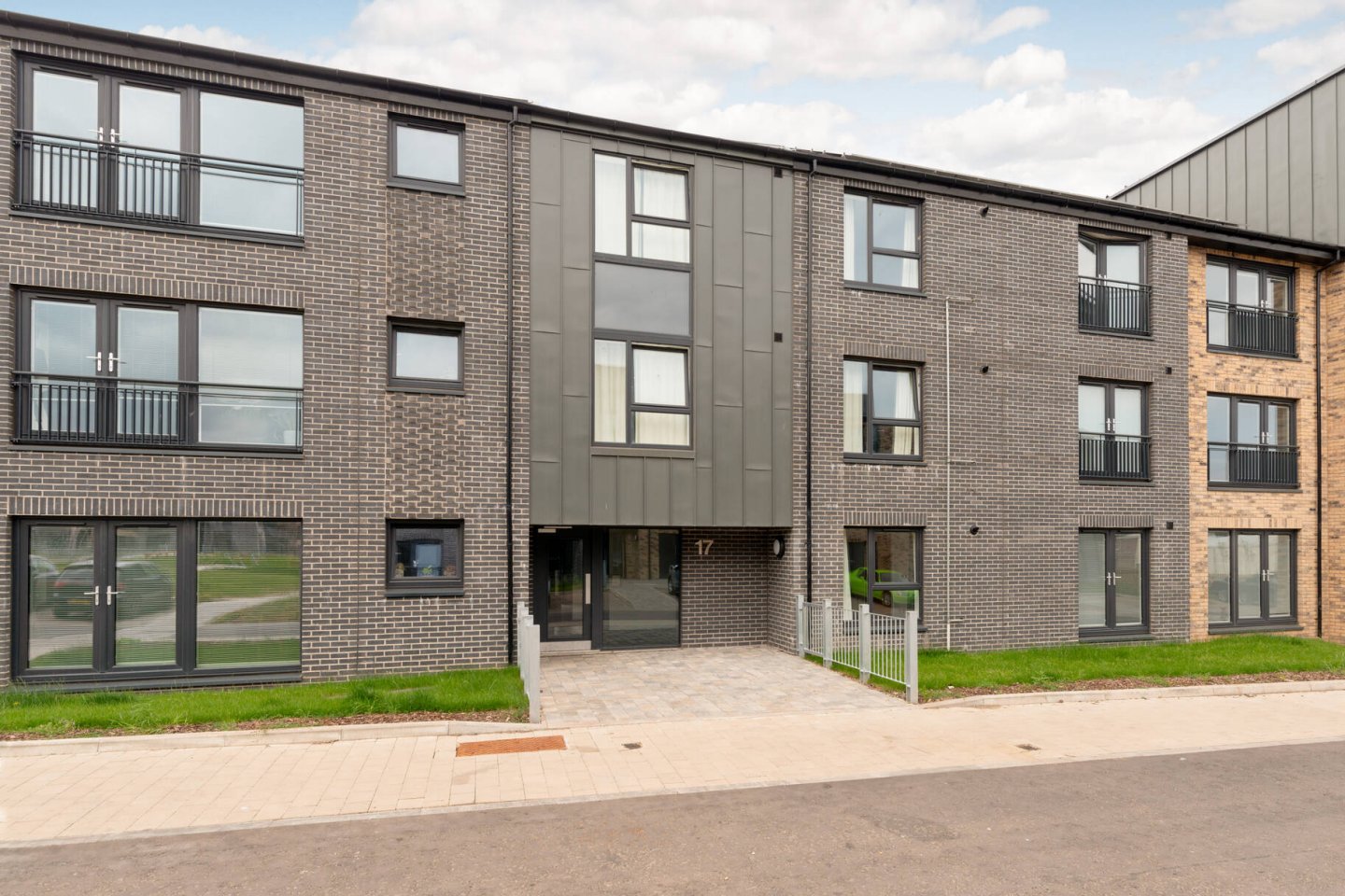 New Avenue Living Property to Rent in Craigmillar, Edinburgh